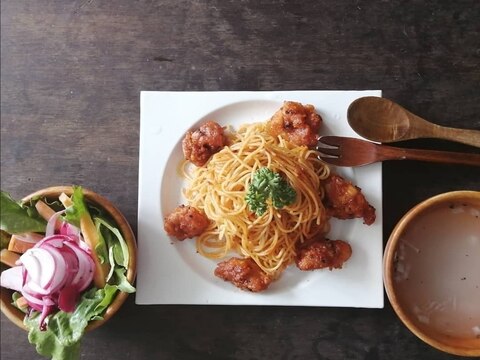 鶏肉チリ＆紫玉ねぎのピクルスサラダ＆バジルのスープ